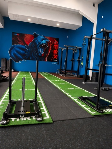 Espace Hyrox APEX CLUB avec pistes et fresque